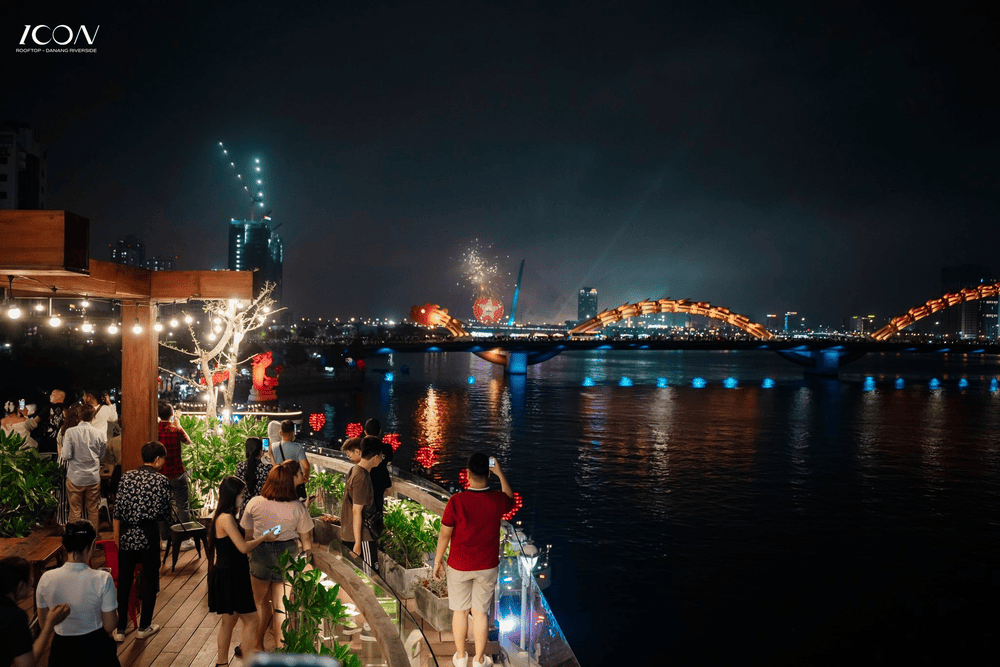 Bạn c&oacute; thể đặt chỗ tại c&aacute;c nh&agrave; h&agrave;ng, rooftop bar để vừa ăn uống, thư gi&atilde;n, vừa ngắm cầu Rồng (Nguồn: Icon Rooftop Lounge)